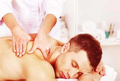 Massage ist eine wirksame Methode zur Behandlung der thorakalen Osteochondrose.