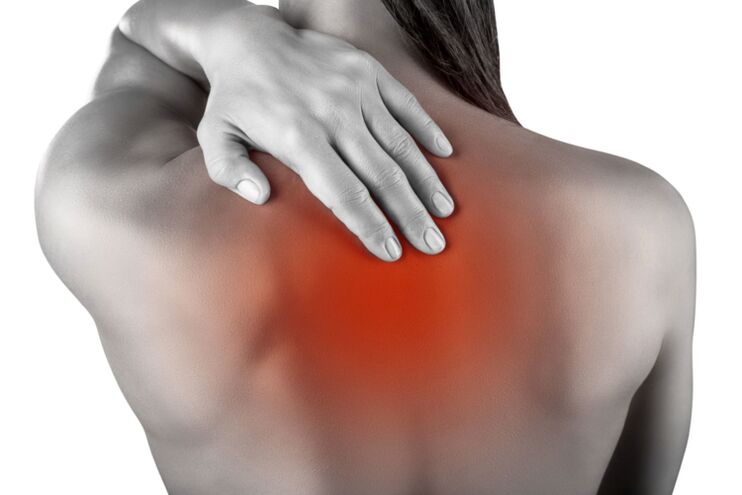 Schmerzlokalisation zwischen den Schulterblättern bei thorakaler Osteochondrose.